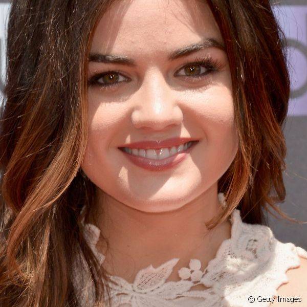 Para o evento Young Hollywood Awards, Lucy preferiu uma maquiagem mais suave, apenas com cílios alongados por máscara e lábios com um discreto gloss rosado